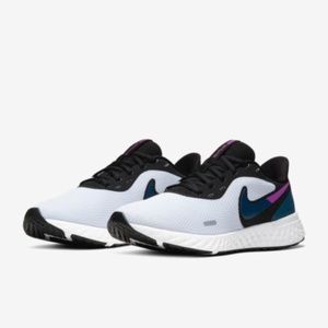{SOLD} Nike Revolution 5 running sneakers